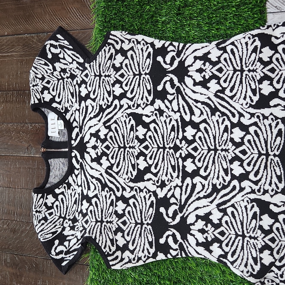 ELLE Skater Fit and Flare Dress Size M